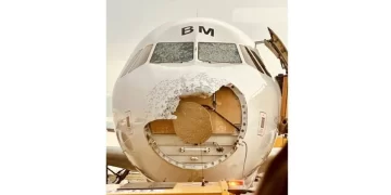 Austria: una tormenta de granizo destrozó el frente de un avión con 173 pasajeros cuando estaba por aterrizar