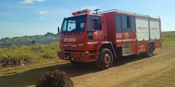 Intenso trabajo de lucha contra el fuego de los bomberos de la Policía en Posadas