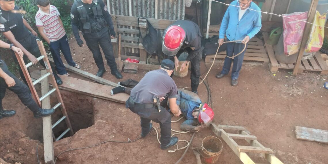 Tras un derrumbe, rescataron a un trabajador que quedó atrapado en un pozo de casi 10 metros