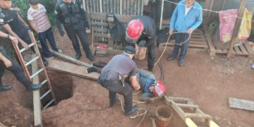 Tras un derrumbe, rescataron a un trabajador que quedó atrapado en un pozo de casi 10 metros