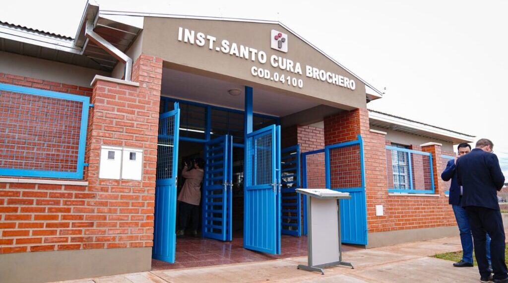 Passalacqua inauguró el nuevo edificio del Instituto Santo Cura Brochero en Itaembé Guazú