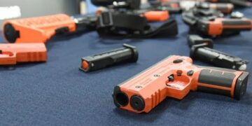El Gobierno reglamentó el uso de armas no letales para detener agresores