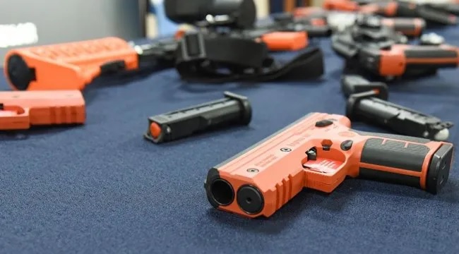 El Gobierno reglamentó el uso de armas no letales para detener agresores