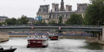 La contaminación del río Sena amenaza el inicio del triatlón en París 2024