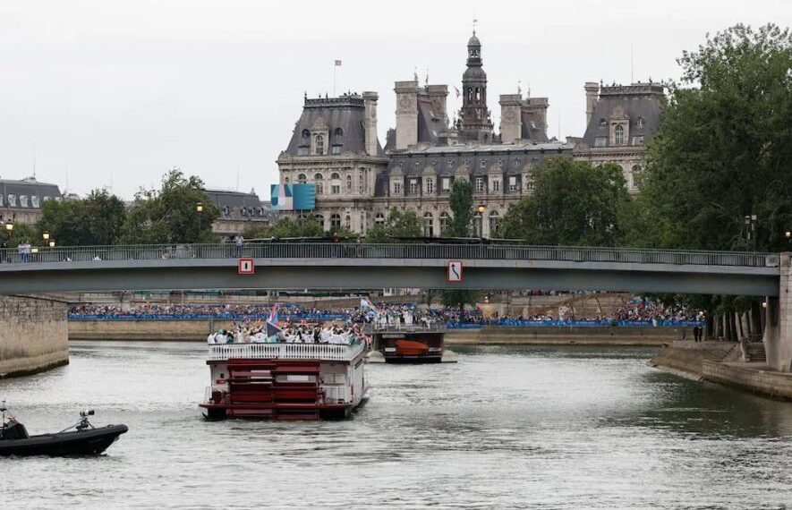 La contaminación del río Sena amenaza el inicio del triatlón en París 2024
