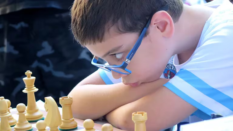 Récord en el ajedrez: el argentino de 10 años Faustino Oro se convirtió en el maestro internacional más joven de la historia