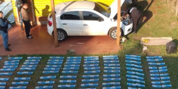Desarticularon un punto de acopio de cigarrillos de contrabando y secuestraron cocaína junto a un auto robado