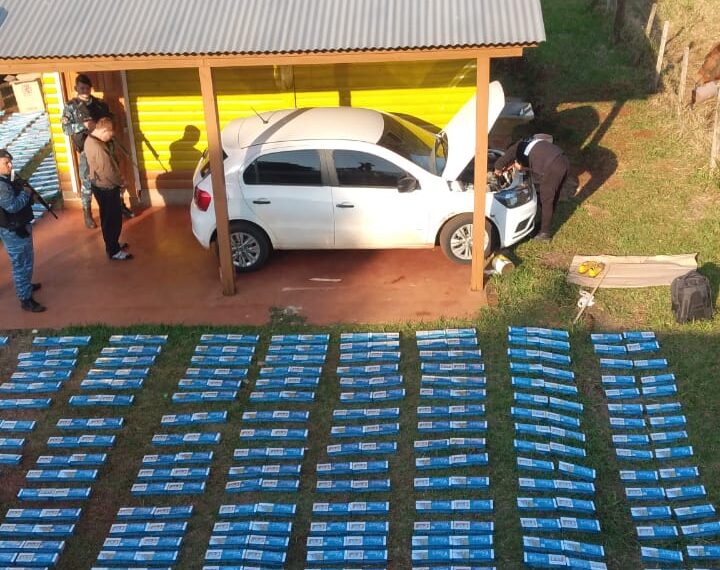 Desarticularon un punto de acopio de cigarrillos de contrabando y secuestraron cocaína junto a un auto robado