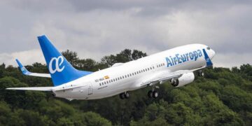 Susto en un vuelo de Air Europa: un avión se desvió a Brasil por turbulencias y hay al menos siete heridos
