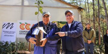 Passalacqua encabezó la entrega de más de 35.000 plantines a productores en Alem