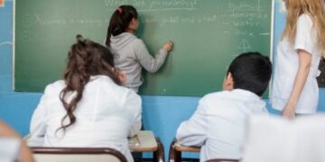 El Gobierno fijó por decreto el nuevo salario mínimo para los docentes
