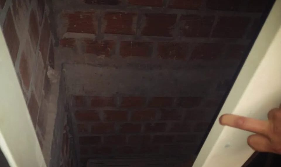 Un niño quedó atrapado en el foso de un ascensor y fue rescatado por la Policía