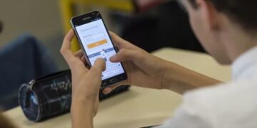 En CABA los estudiantes ya no podrán usar el celular en la escuela