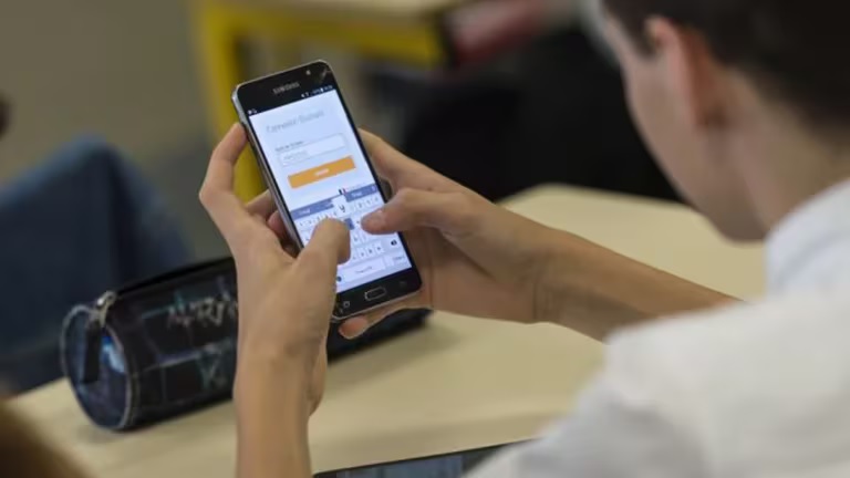 En CABA los estudiantes ya no podrán usar el celular en la escuela