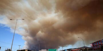 Grecia: bomberos luchan contra un incendio cerca de Atenas