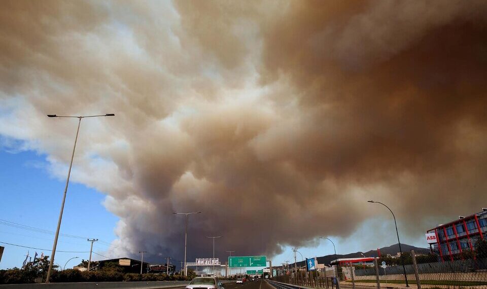 Grecia: bomberos luchan contra un incendio cerca de Atenas