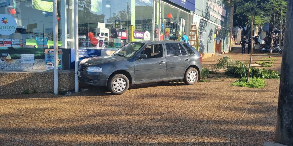 Un hombre se desvaneció mientras conducía, despistó y chocó