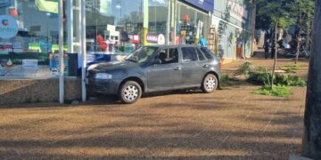 Un hombre se desvaneció mientras conducía, despistó y chocó