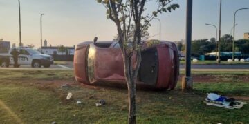 Despiste y vuelco en la Costanera de Posadas, frente a la ex usina: la conductora estaba alcoholizada