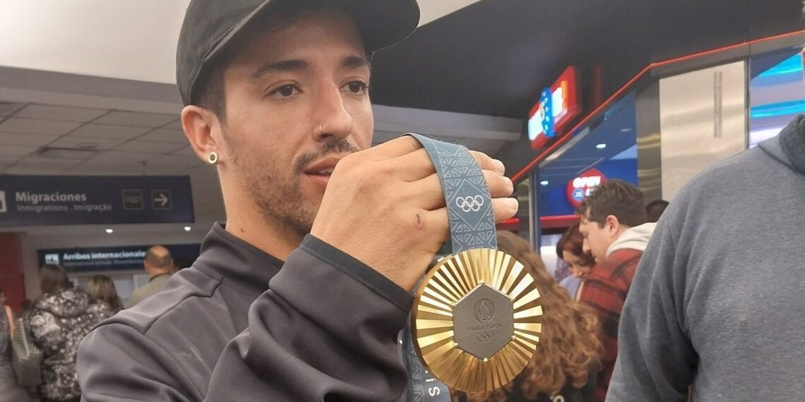 Torres volvió a la Argentina y fue ovacionado cuando mostró la medalla de oro
