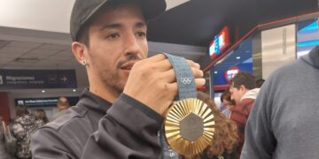 Torres volvió a la Argentina y fue ovacionado cuando mostró la medalla de oro