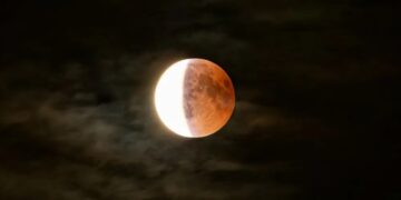 Este martes, el Observatorio del Parque invita a contemplar el eclipse lunar parcial