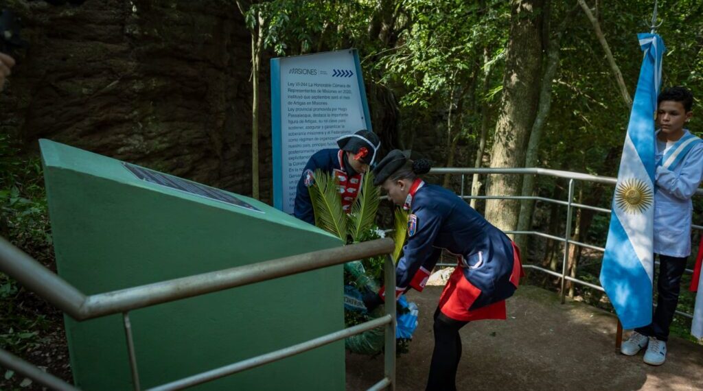 Passalacqua encabezó el acto por el mes de Artigas en Santa Ana