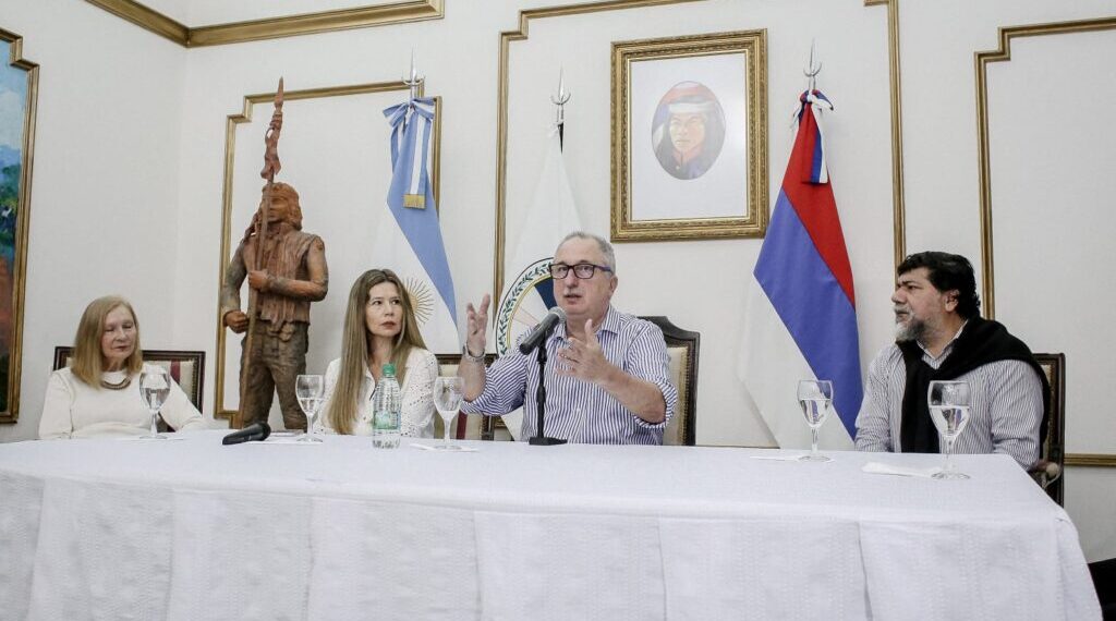 Passalacqua encabezó la entrega de fondos y libros a bibliotecas populares