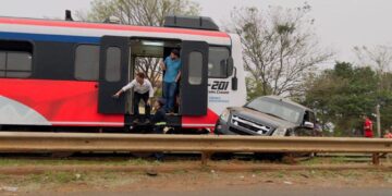 Tren Posadas-Encarnación impactó contra una camioneta que quedó varada sobre las vías