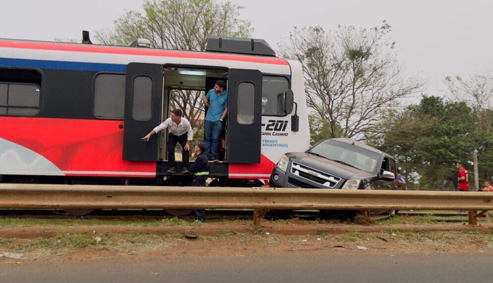 Tren Posadas-Encarnación impactó contra una camioneta que quedó varada sobre las vías
