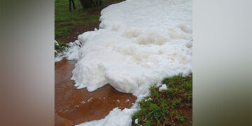 Denuncian presencia de espuma química en un arroyo de Dos de Mayo