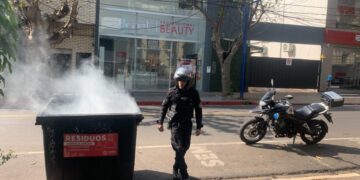 Detuvieron en pleno centro posadeño a un hombre que incendió un contenedor de residuos