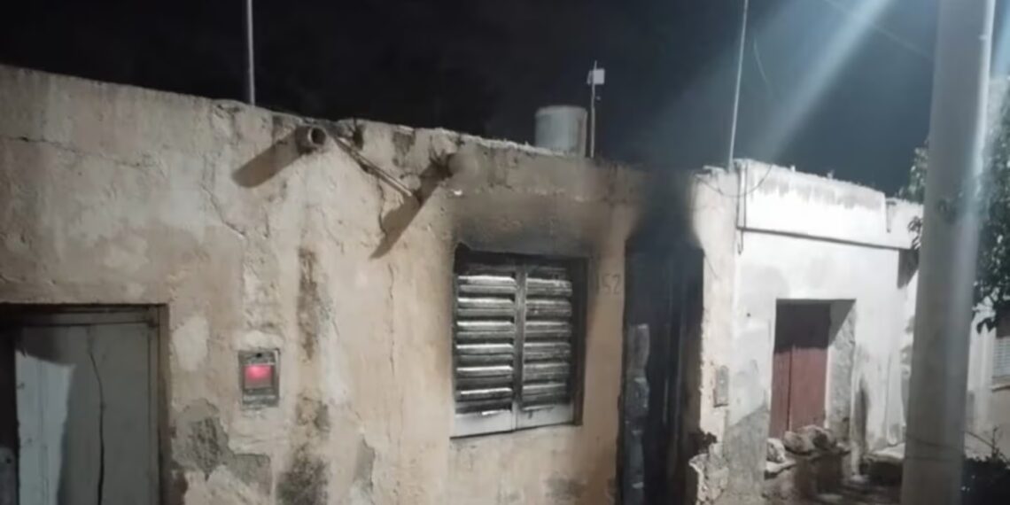 Explotó la batería del celular, se desató un incendio y una nena de 7 años y su madre están graves
