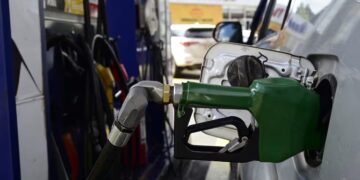 Los precios de los combustibles bajarían 3% en octubre