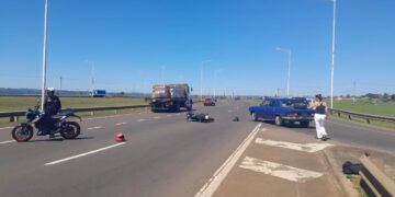 Terminó hospitalizada tras un choque entre una moto y un auto