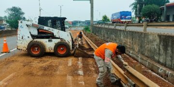 Vialidad Nacional realiza el mantenimiento de defensas metálicas en el nodo vial Posadas-Garupá