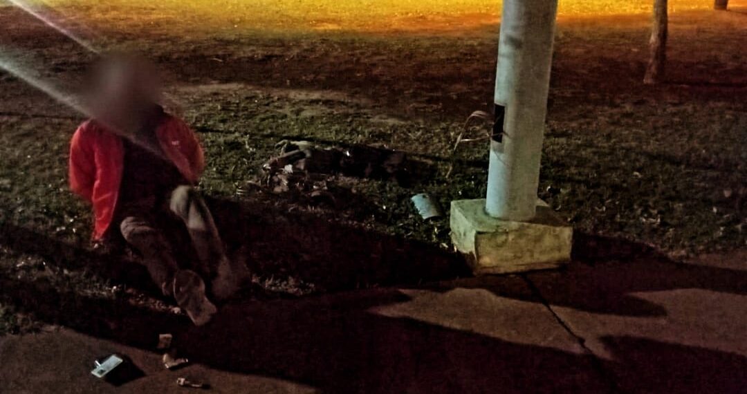 Vandalizó columnas de alumbrado público en la costanera de Posadas: terminó detenido