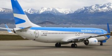 Un legislador libertario fue demorado por la falsa “amenaza” de bomba en el avión de Aerolíneas