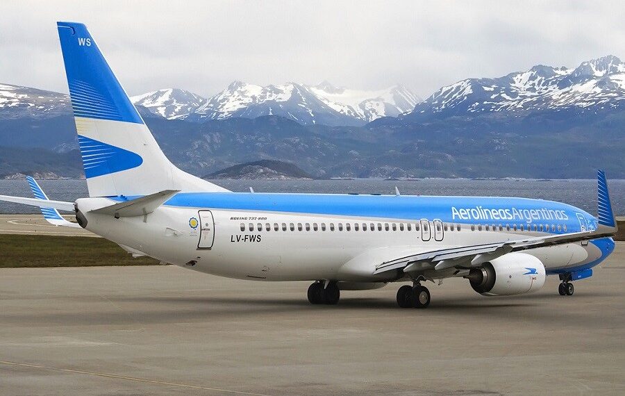 Un legislador libertario fue demorado por la falsa “amenaza” de bomba en el avión de Aerolíneas