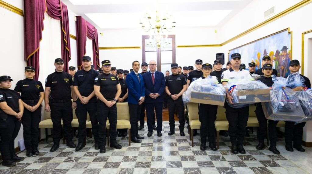 Passalacqua encabezó la entrega de 10 mil uniformes a la Policía de Misiones