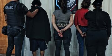 Una mujer y sus cómplices fueron arrestados por amenazar a su ex con un arma