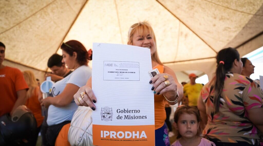 Posadas: más de 70 familias recibieron su título de propiedad