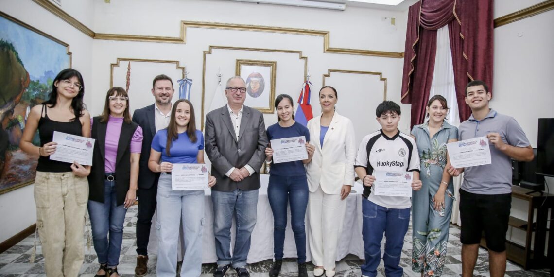 Passalacqua entregó becas “Andrés Guacurarí” a estudiantes misioneros