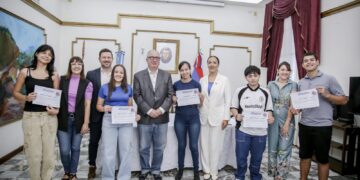 Passalacqua entregó becas “Andrés Guacurarí” a estudiantes misioneros
