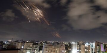 Máxima tensión en Medio Oriente: Irán lanzó su mayor ataque contra Israel con casi 200 misiles