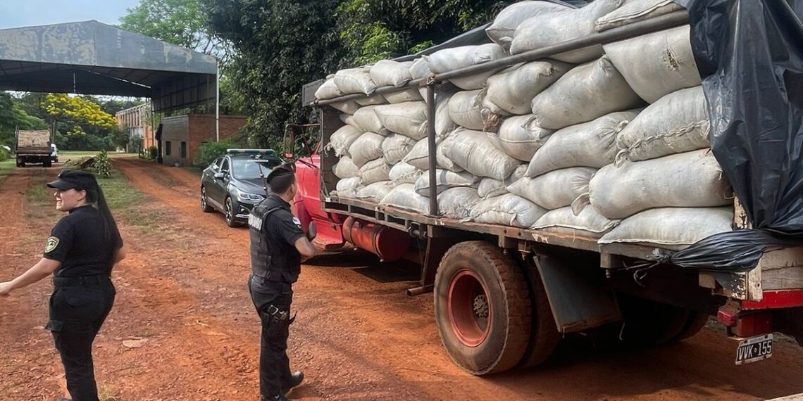 Detuvieron a dos hombres cuando intentaban vender 6 mil kilos de yerba robada a un colono