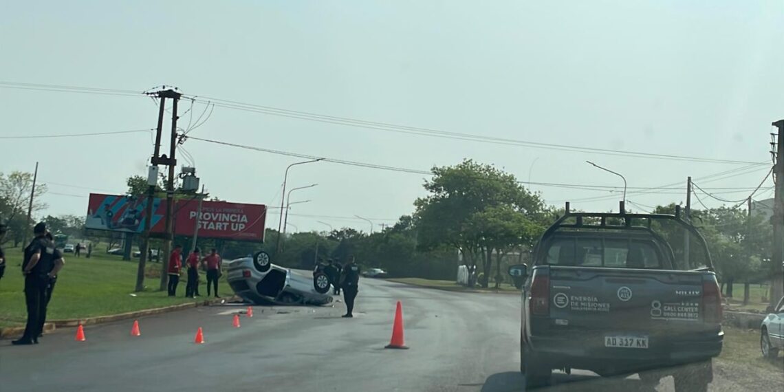 Solo daños materiales en choque y vuelco en el Acceso Oeste