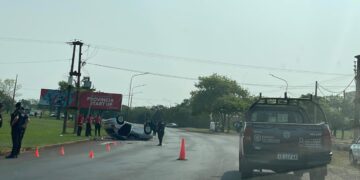 Solo daños materiales en choque y vuelco en el Acceso Oeste