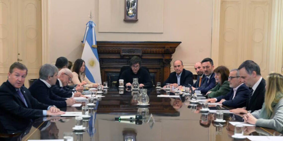 Tras el veto al financiamiento universitario, el Gobierno prepara más recortes en Salud y analiza traspasar hospitales nacionales a las provincias