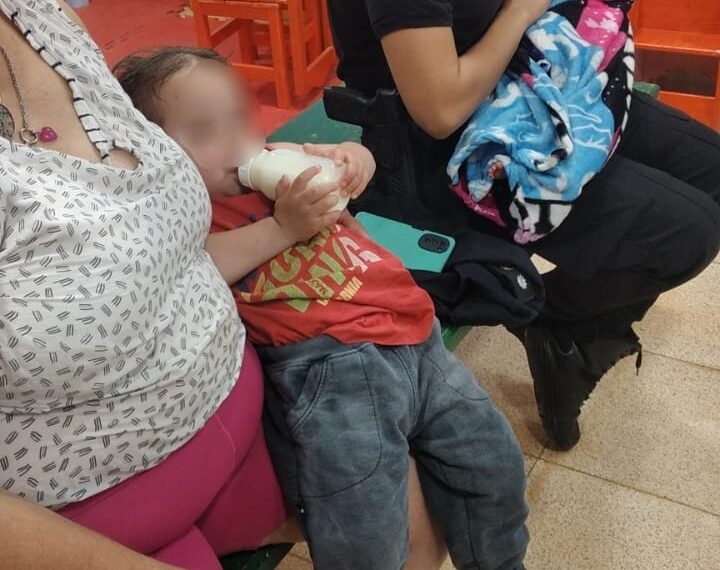 Policías resguardaron a dos bebés en estado de abandono en Campo Viera